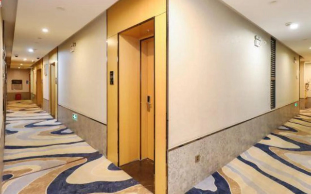 Qingmu Select Hotel (Shanghai Chenghuangmiao Laoximen Subway Station)