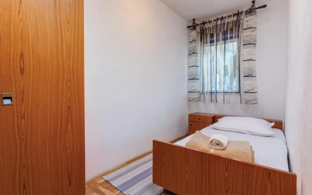 Nice Home in Podstrana With Wifi and 2 Bedrooms