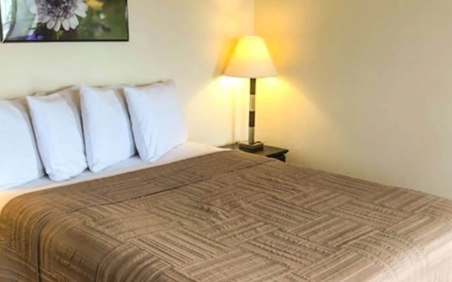 Colonial Inn Ellsworth