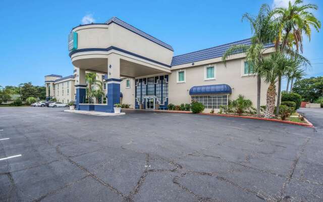 Clarion Inn & Suites Central Clearwater Beach