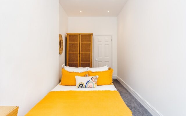 2 Bed Apartment Right on Trafalgar Square