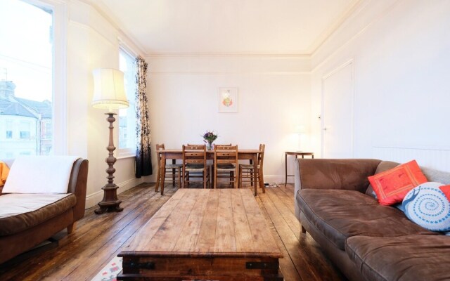 Sunny, Bohemian-style Flat For 4 in Queens Park