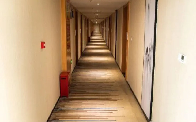 Holiday Huadu Hotel (Zhumadian Railway Station)