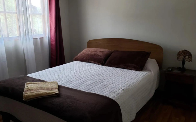 Un lugar encantador con una pequeña terraza