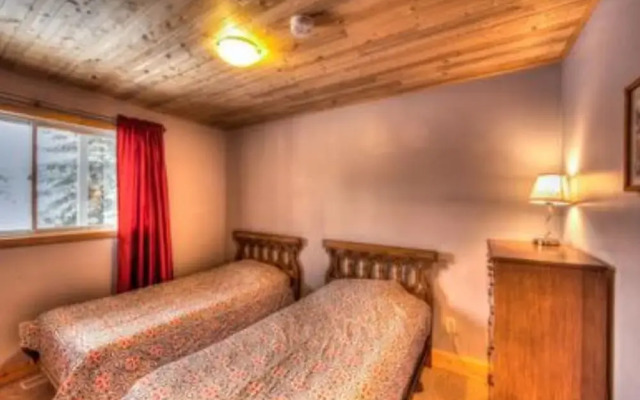 5 Bed Blue Mountain Luxury Chalet with Hot Tub 159