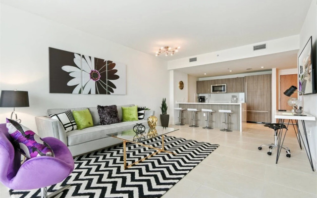 Top Fort Lauderdale Condo 7th Floor - Private and Sanitized, Hotel Amenities, Free Parking for Stays Over 27 Days, 400 ft From the Beach. Hosted by Super Host!