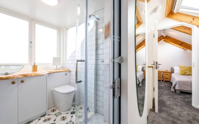 Luxurious 2 Bedroom Apartment With Estuary View