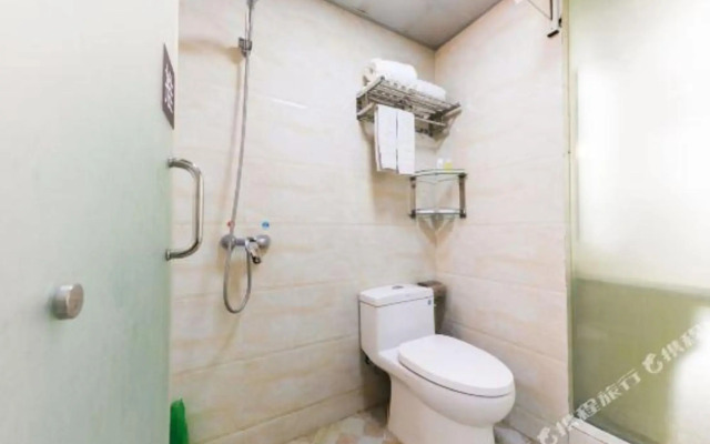 Liangjiang Gonggu Business Hostel