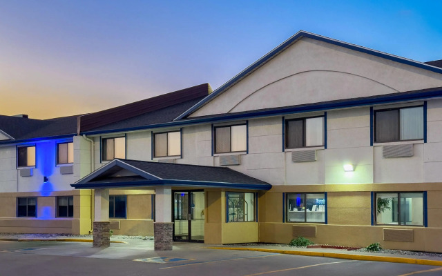 Travelodge by Wyndham Fargo West Acres