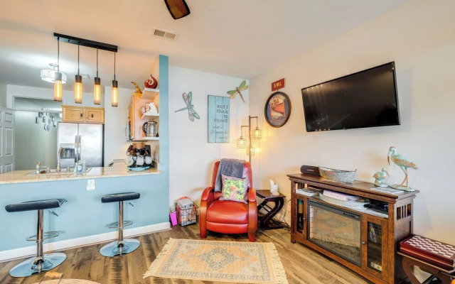 Balcony & Serene Views: Cozy Condo in Huddleston!