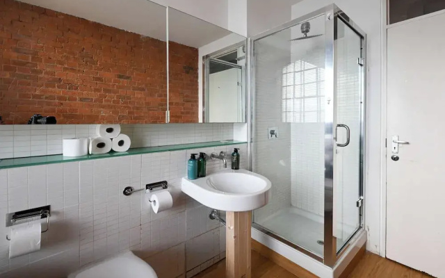 Characterful Double Bedroom in a Converted Warehouse Shoreditch
