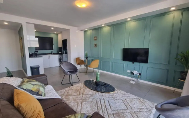 Accommodation Front - Prestigious 2 Sleeper Apartment with Harbour Views