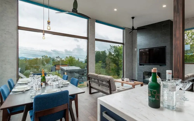 Off Piste Chalet by H2 Life