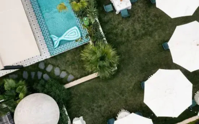 THE  YES  Hotel