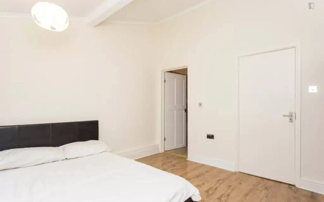 2Bed in Fantastic Location 2 mins Walk From Tube