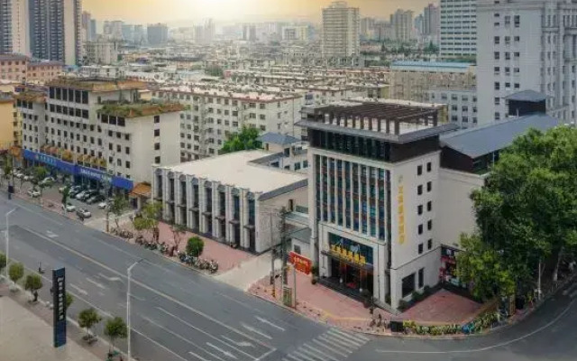 Starway Hotel (Hanzhong Railway Station South Square Branch)