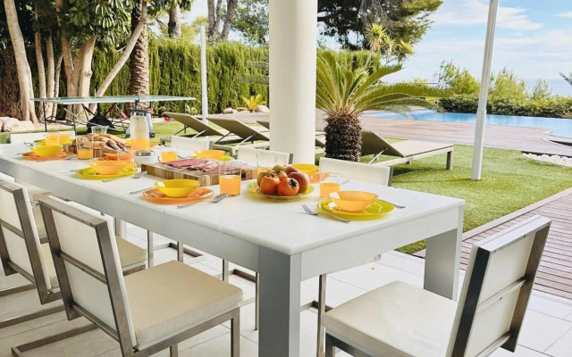 A001 - Villa de lujo en primera línea de mar