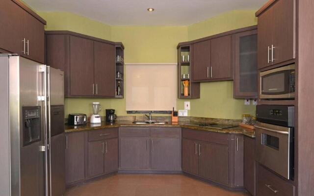 Luxury Villa sleeps 6, Beach Access, Montego Bay