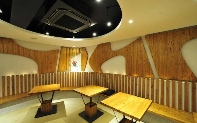 R's FOREST INN