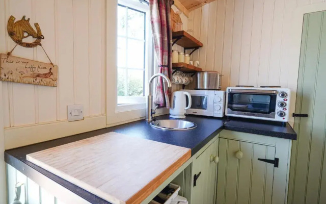 The Laburnum Retreat Shepherd Hut private hot Tub