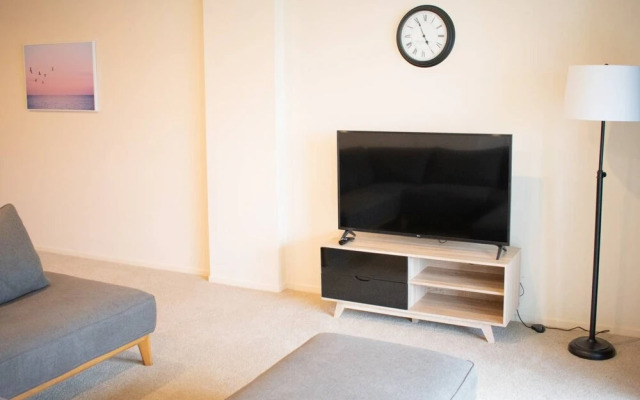 Stunning 2 Bed CBD Apartment 110m2 Two Carparks!