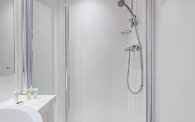 Amazing Location! 6BR Liverpool Apt Sleeps 6
