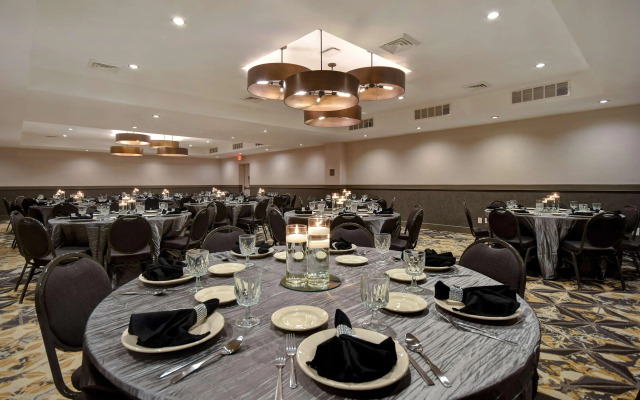 DoubleTree by Hilton St. Louis Airport