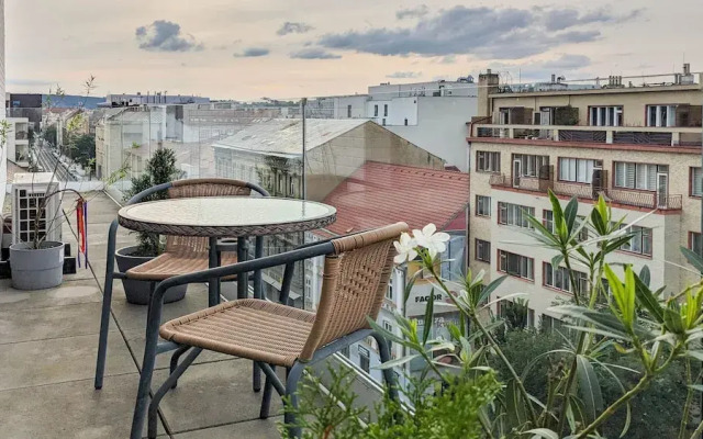 Cozy Apartment with Big Terrace - Karlín