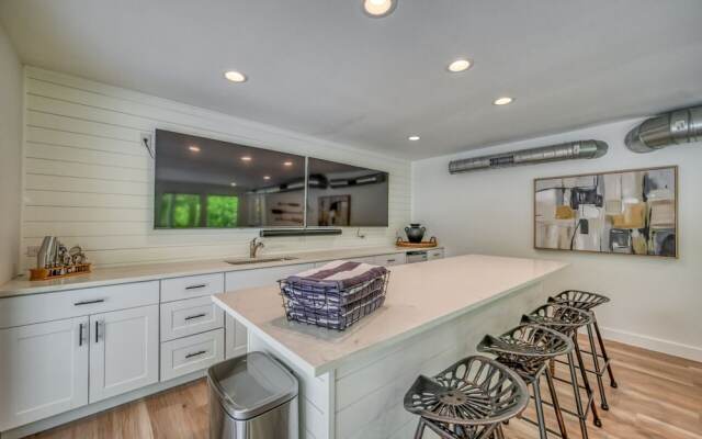 New! Luxury Riverfront Villa W/firepit & Gameroom!