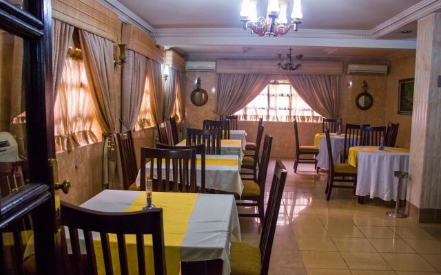 Dees Hotels, Apartments and Suites