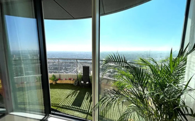Stylish 1-Bedroom Apt with Stunning London Views