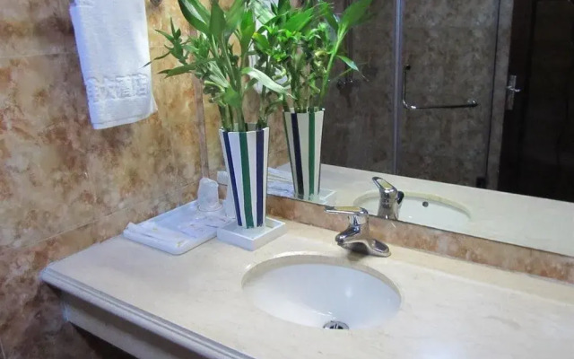 Qingdao High School Xianglan Hotel