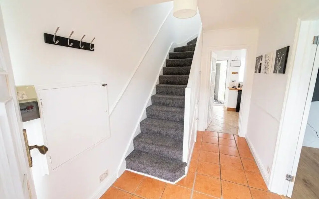 Comfortable 3-bed, 2-bath Basingstoke Stay