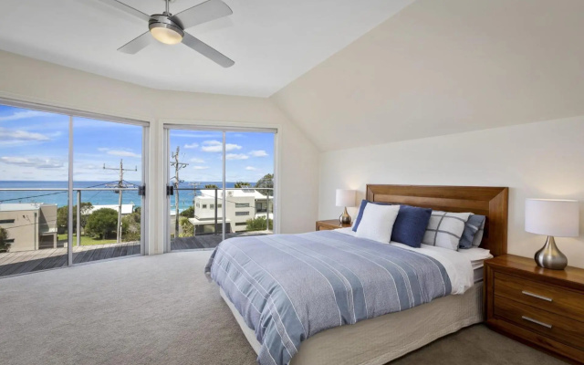 Sea Sunrise Ocean Views and Walk To Beach – Guest Rooms – Skenes Creek