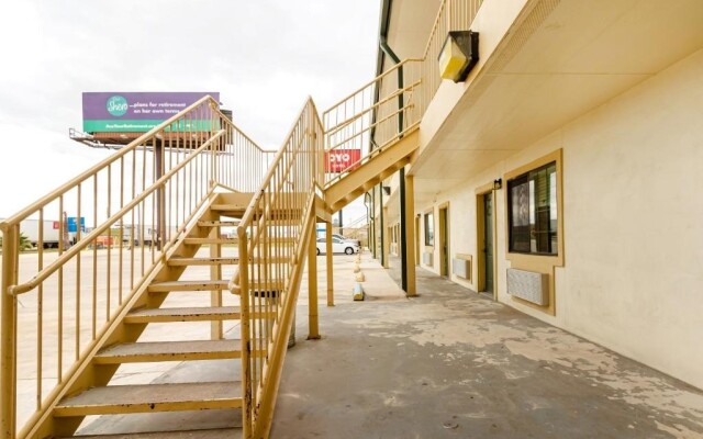 OYO Garden Inn and Suites Pearsall I-35 East