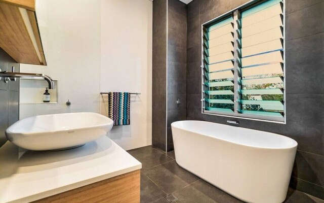 ZENLUX - 5BR Holiday Home with Pool