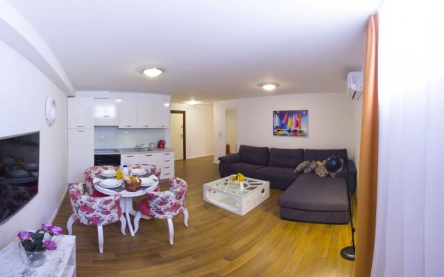 Royal Residence Chica Cure