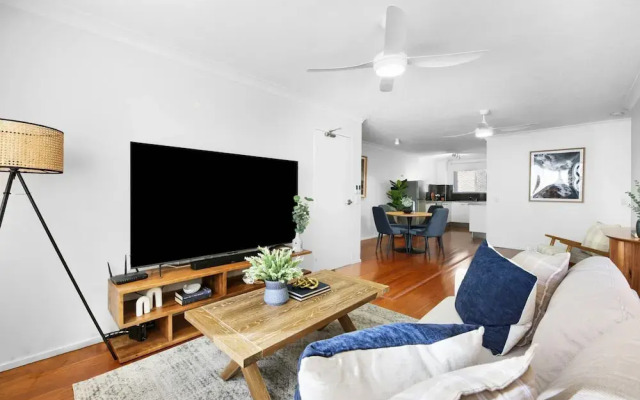 Coastal 2-bed With Balcony, 200m From Beach