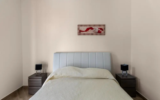 Air-conditioned With Garden and Private Parking