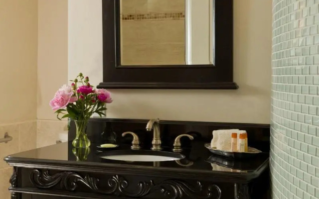 Gothic Eves Inn and Spa Bed and Breakfast