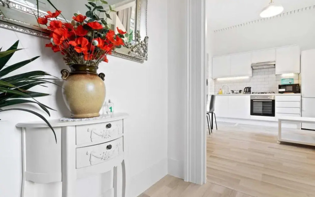 Refined, Light 1 Bed Apt w Balcony in Brixton