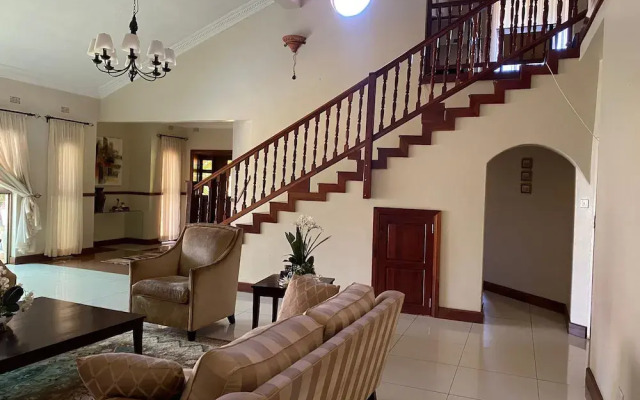 Luxurious 4 bed With Pool in Helensvale - 2255