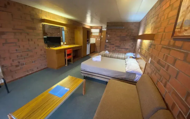 Hawker Hotel Motel