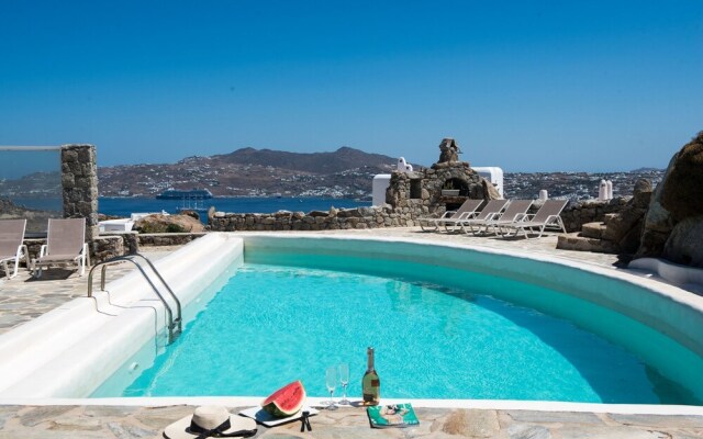 Elegant villa with ocean views & 2 pools