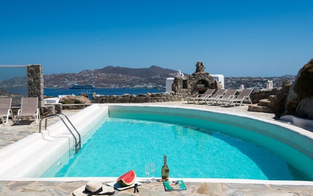 Elegant villa with ocean views & 2 pools