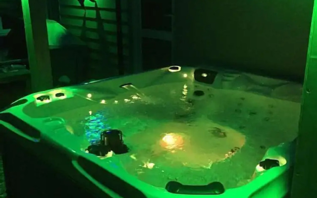 Four Corners Holiday Home with Hot Tub & Sauna