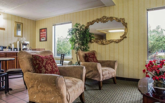 Econo Lodge Inn & Suites