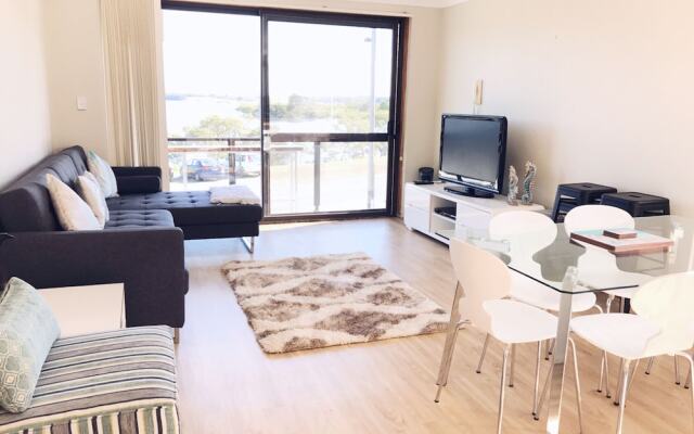 Wallis View - Lakeside Family Retreat