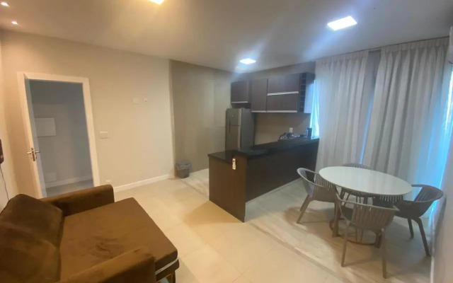 Apto 2 quartos com AR Cond, prédio frente p/ praia