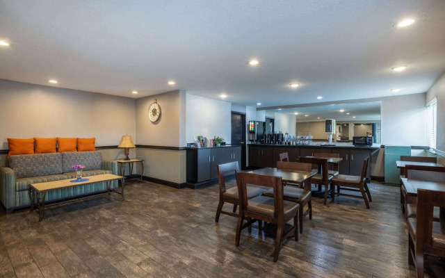 Travelodge by Wyndham Brooklyn Center